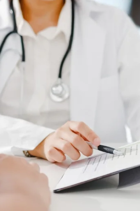 врач проводит лучевую диагностику сердца